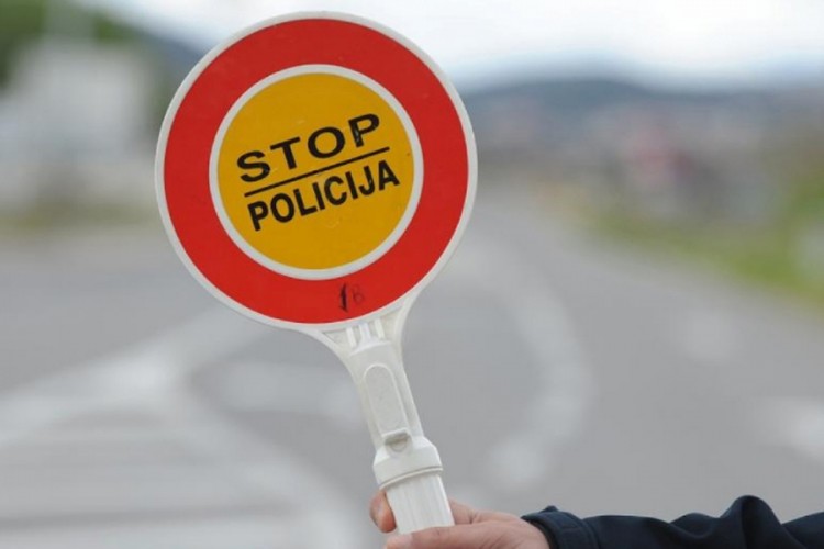 Izašao iz auta i počeo da bježi nakon što ga je zaustavila policija