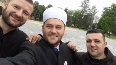 MOŽE I OVAKO Kako su imam, fratar i paroh došli u zaboravljeno mjesto na Balkanu i postali NERAZDVOJNI