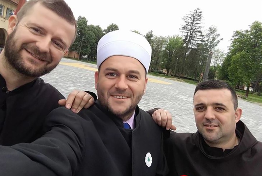 MOŽE I OVAKO Kako su imam, fratar i paroh došli u zaboravljeno mjesto na Balkanu i postali NERAZDVOJNI