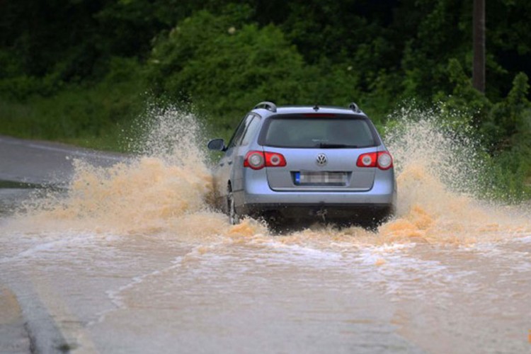 Bujice poplavile naselja u četiri mjesne zajednice
