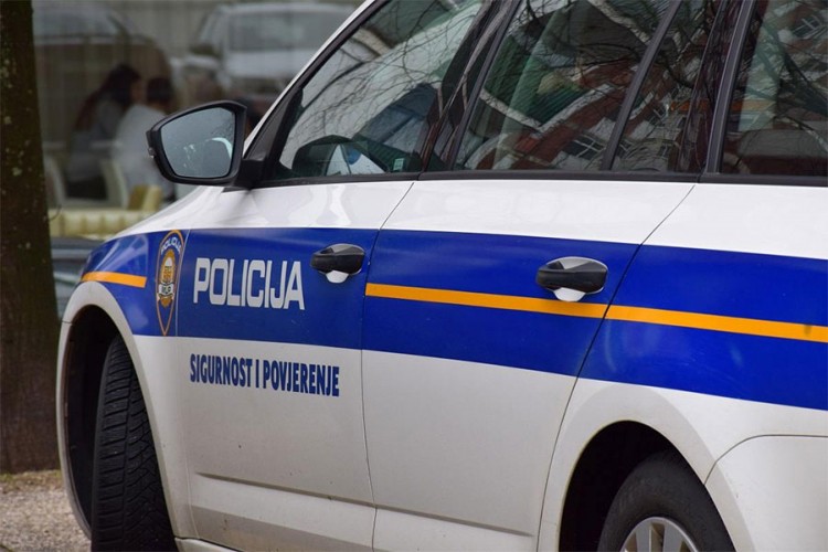 Mladić iz BiH vozio pijan bez vozačke, saobraćajne i sa pogrešnim tablicama