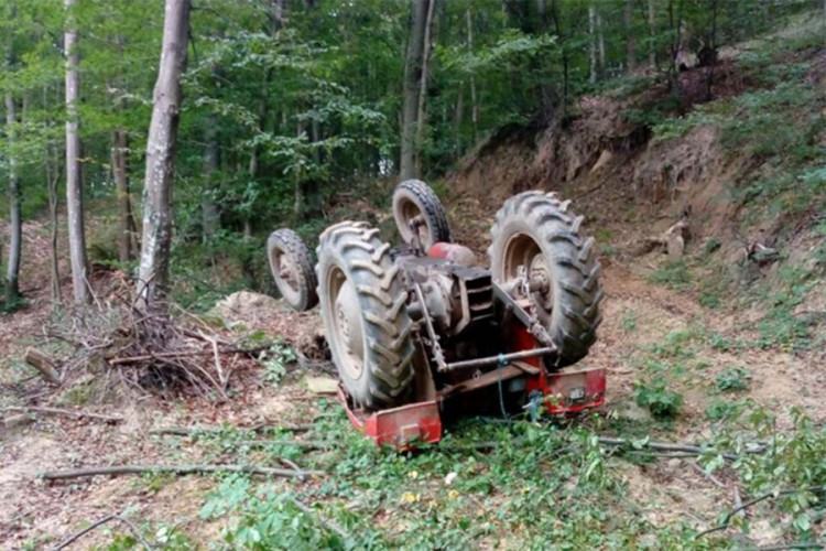 Prevrnuo se traktor, poginule baba i unuka