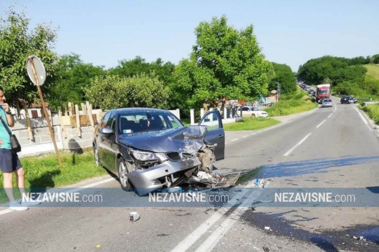 Sudar dva automobila, obustavljen saobraćaj Bijeljina-Brčko