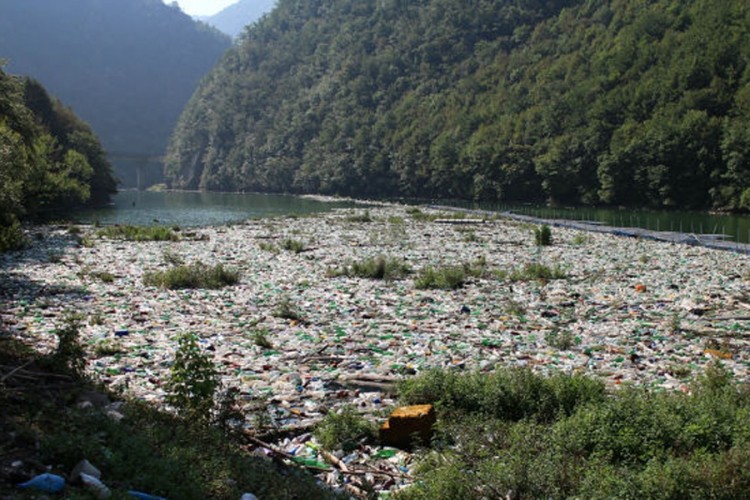Problem plutajućeg otpada u Vrbasu: Institucije FBiH se nisu odazvale pozivu na sastanak