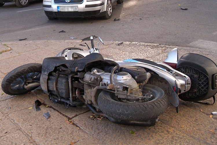 Poginula djevojčica na motoru, njen brat teško povrijeđen