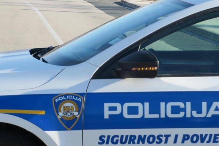 Automobil sletio s puta, jedna osoba poginula, dvije povrijeđene