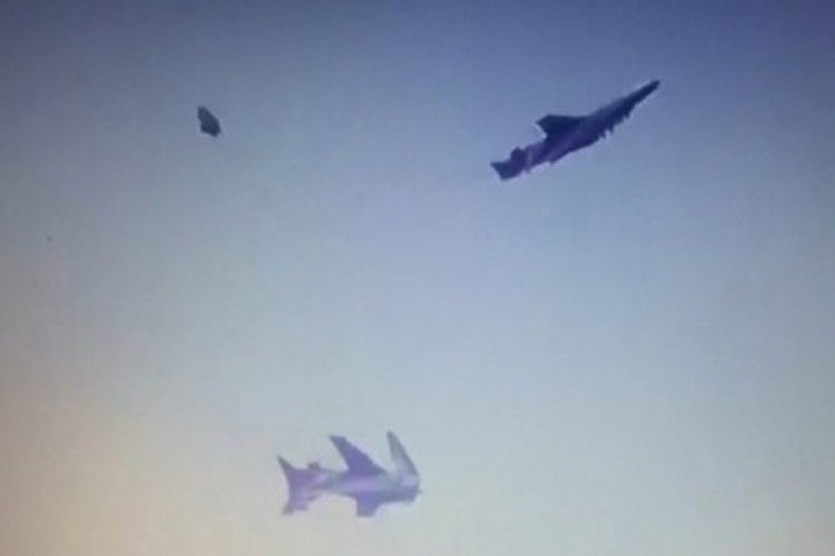 U sudaru dva aviona poginuli piloti