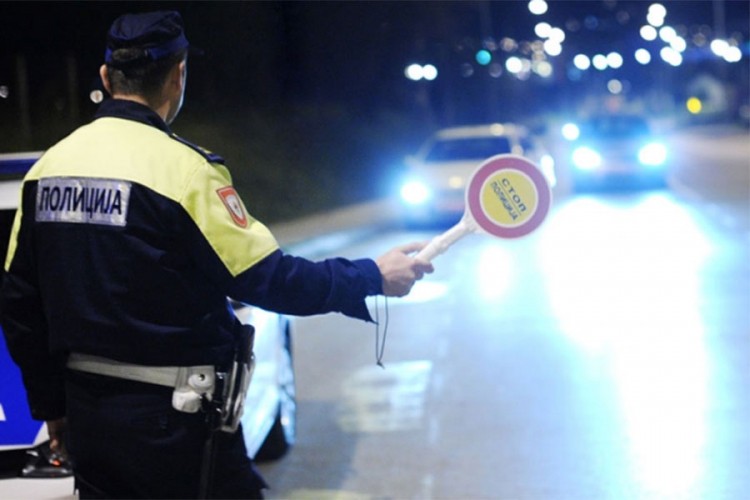 Napali policajce i psovali im majku
