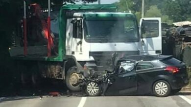 Jedna osoba poginula u stravičnom sudaru dva auta i kamiona