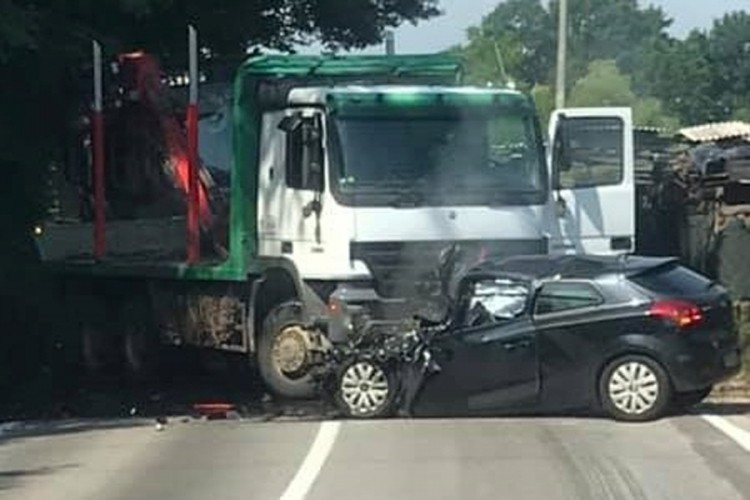 Jedna osoba poginula u stravičnom sudaru dva auta i kamiona
