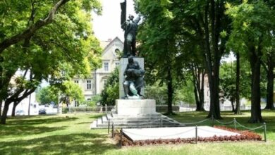 Uhapšen muškarac koji je urinirao po spomeniku partizanima
