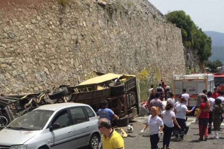 Autobus sletio s puta, povrijeđeno 25 turista