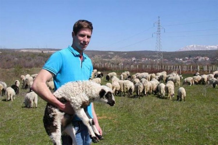 Sa 24 godine ima stado od 200 ovaca i vinograd od 3.000 trsova