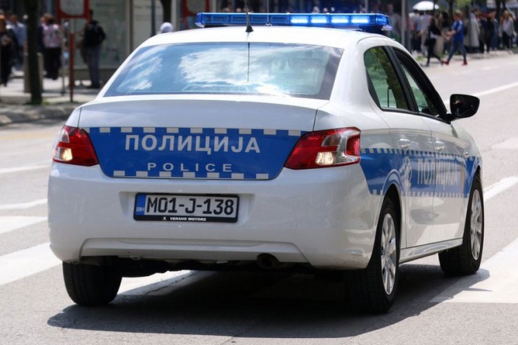 Pijan vozio sa lažnim tablicama, udario policajca pa bježao