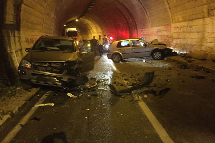 Saobraćajka u trebinjskom tunelu, vozila slupana, putnici dobro