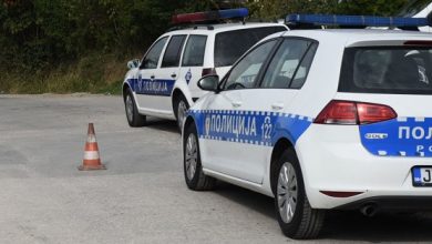 Pijan vrijeđao policajce i oštetio im auto na saboru u Stričićima