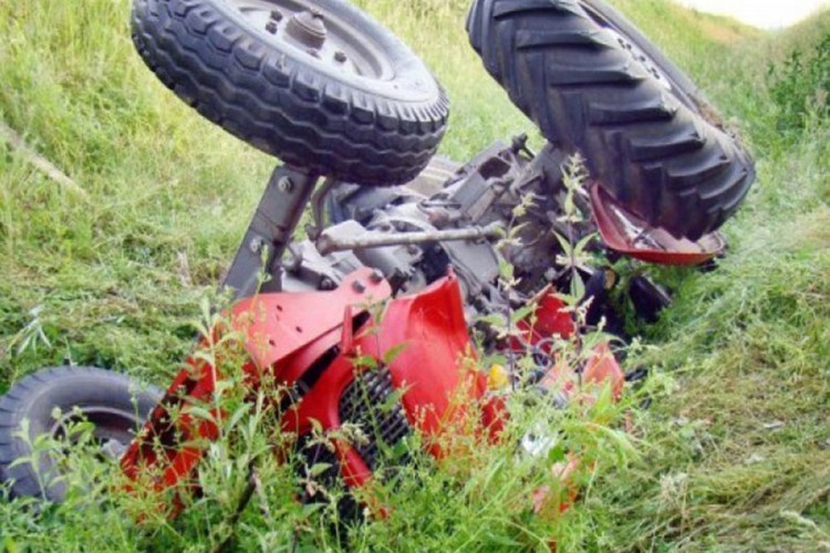 Traktorom odvezao kolegu kući i poginuo