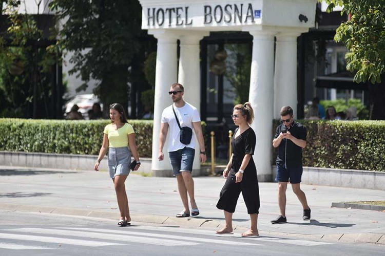 Mlade u tuđinu guraju niske plate i neizvjesnost
