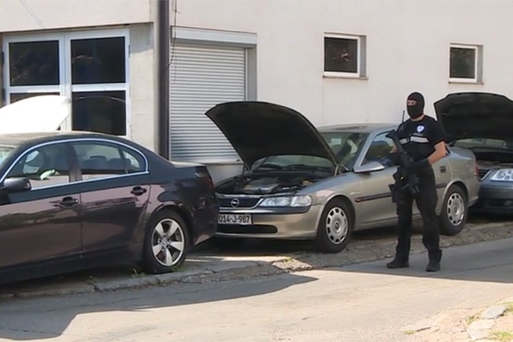 Pretresi auto-radionica na području Banjaluke, oduzet BMW