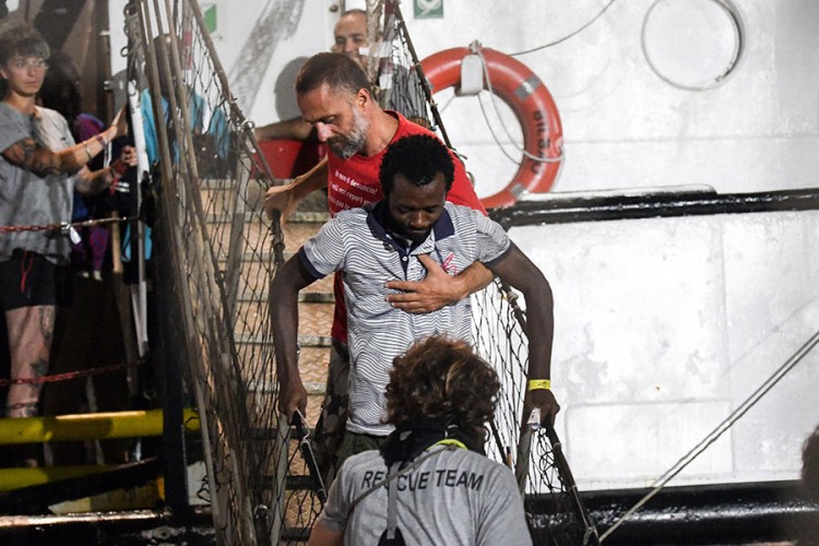 Pet država EU preuzima migrante sa broda Open Arms