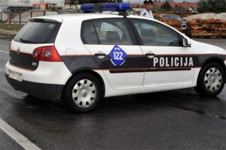 Djevojka se ubila bombom u stanu