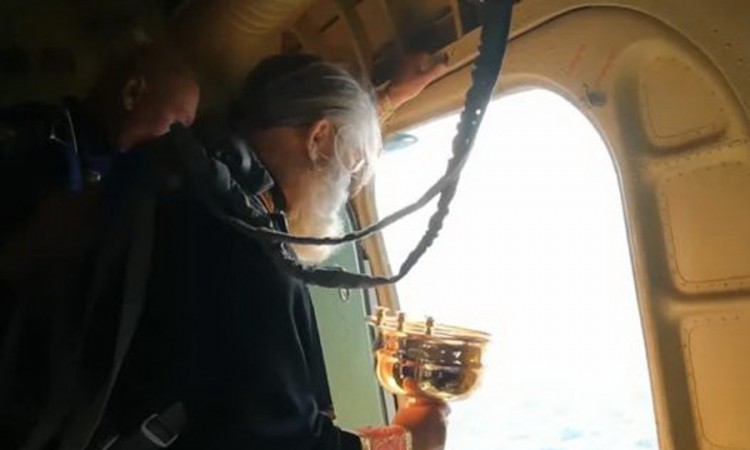 Sveštenik iz aviona osveštao grad
