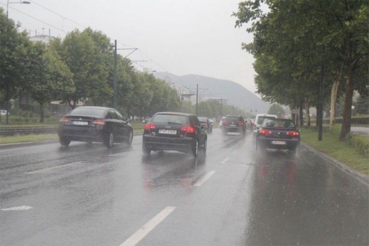 Oprez zbog mokrih kolovoza i magle