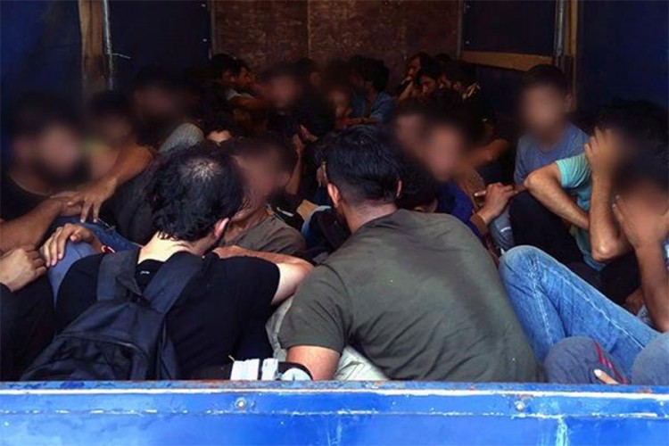 Krijumčari zaradili dva miliona evra prevozeći migrante u kamionima