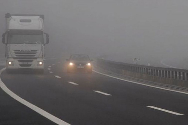 Oprez zbog klizavih kolovoza, magle i odrona