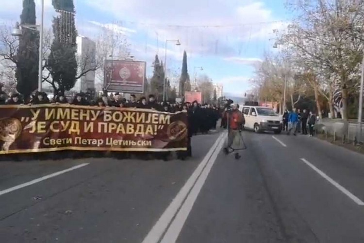 Mitropolit Amfilohije i sveštenstvo ispred Skupštine Crne Gore