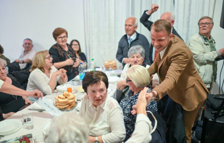 Povodom Dana žena: Gradonačelnik sa penzionerkama, najavio nove pogdnosti za najstariju populaciju