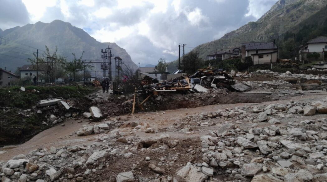 Poplave u BiH: Potvrđeno 14 Smrtnih Slučajeva, Brojne Nestale Osobe i Razrušene Saobraćajnice