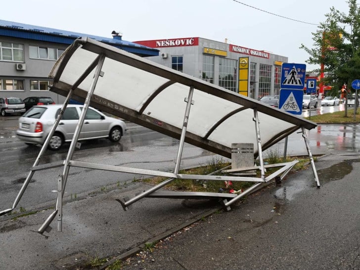 Teško oštećena autobuska stanica u Lazarevu, pretpostavlja se udar vozila