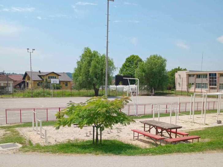 Vlada RS podržala obnovu sportskog terena pored Srednjoškolskog centra u Prnjavoru