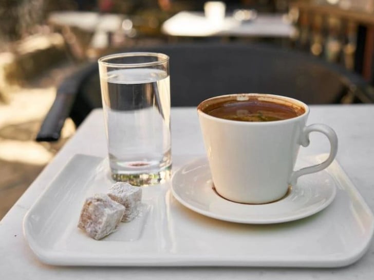 Prazna čaša prije kafe: Mali ritual koji čini veliku razliku