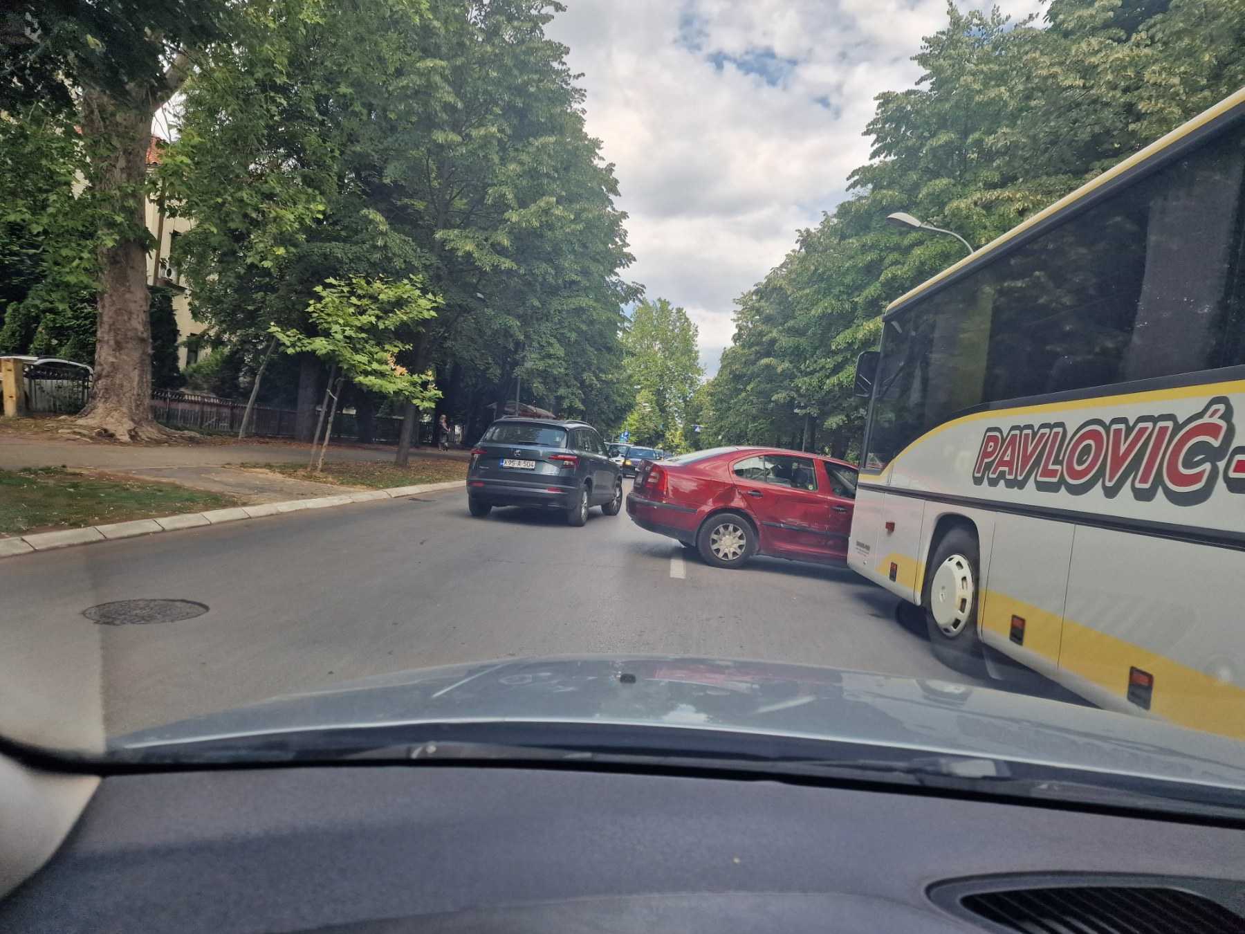 Saobraćajna nezgoda u centru grada: Automobil i autobus sudarili se kod parka Mladen Stojanović