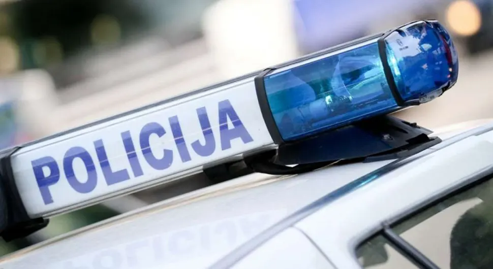 Užas u Tuzli: Muškarac napao komšinicu oštrim predmetom, pa uhapšen