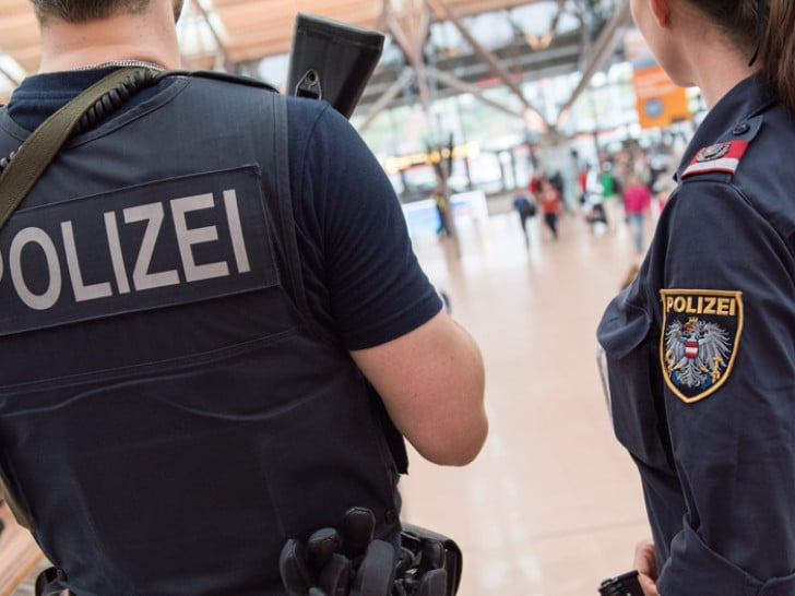 Tragičan zločin u Njemačkoj: Muž nožem usmrtio suprugu usred grada, prolaznici ga obuzdali