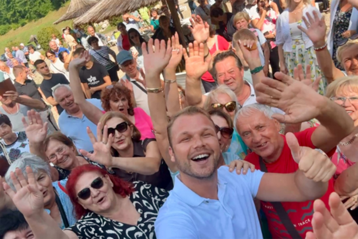 Pjesma i kolo uz penzionere: Gradonačelnik Stanivuković uživao u Ljekaricama