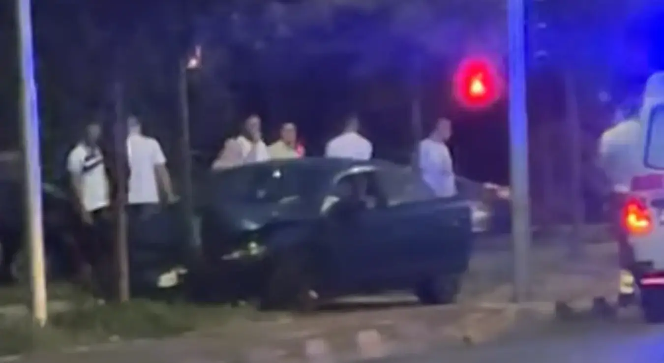 Sudar u Sarajevu: Automobil završio na banderi, dvoje povrijeđenih