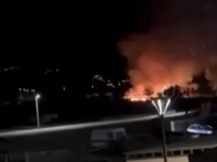 Noćni požar zahvatio plažu Jaz kod Budve, vatrogasci brzo reagovali