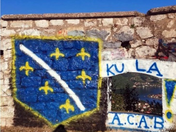 Grafiti ratnih simbola osvanuli na Zvorničkoj tvrđavi
