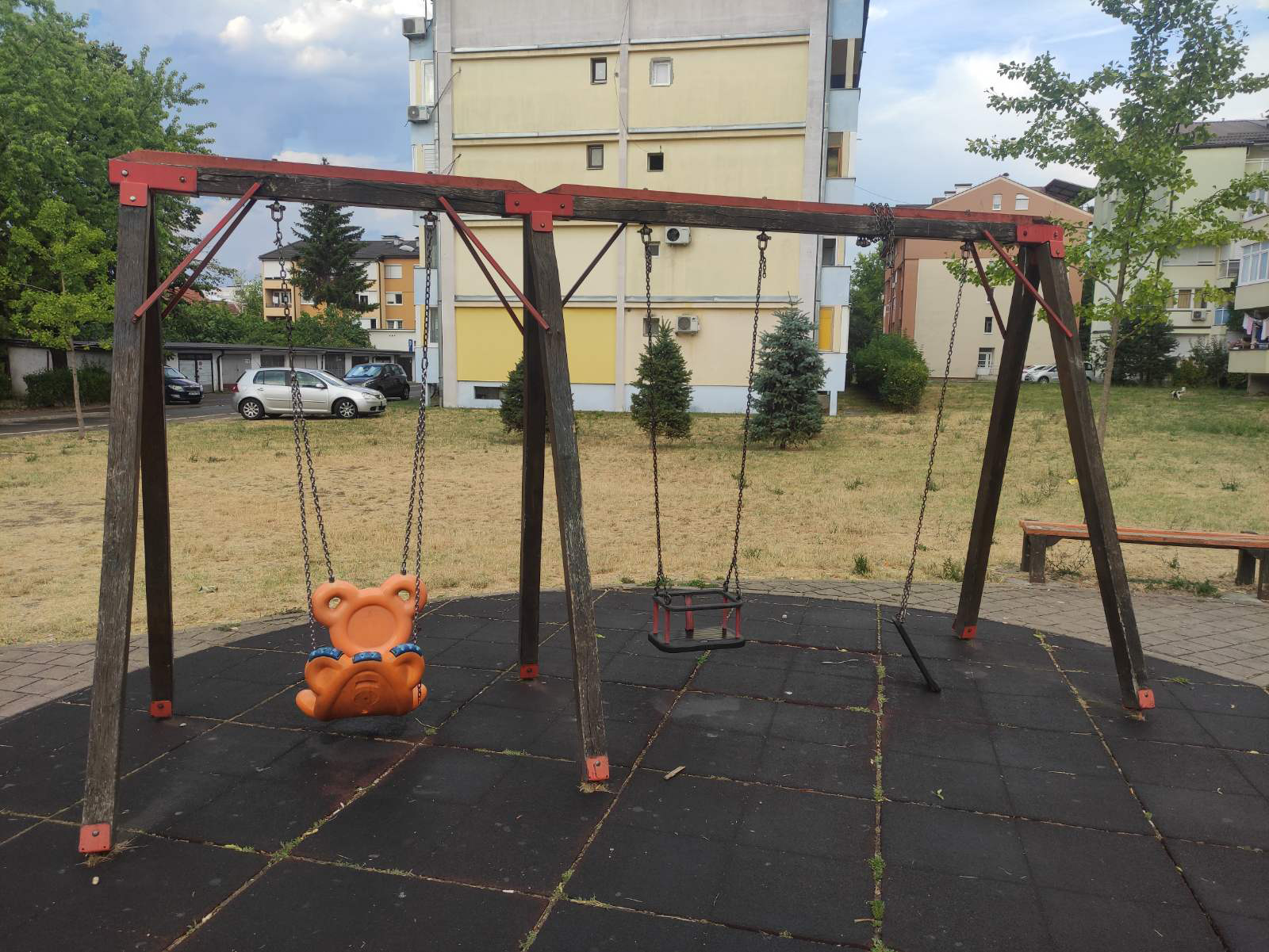 Vandali opustošili dječije igralište u Obilićevu: Preostala samo jedna ljuljaška
