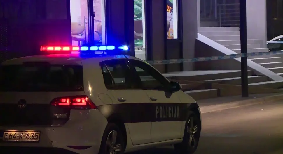 Teška nesreća na Bulevaru Meše Selimovića: Pješak povrijeđen, saobraćaj obustavljen