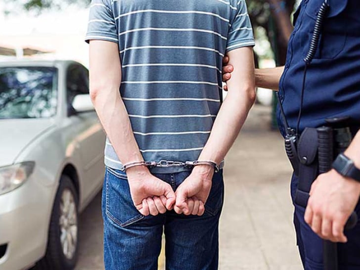 Šesnaestogodišnjak uhapšen zbog napada nožem na prolaznike i policiju u Uroševcu