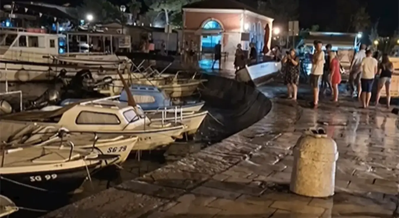 Meteorološki fenomen 'meteocunami' iznenadio turiste na Hvaru: more se povuklo pa vratilo