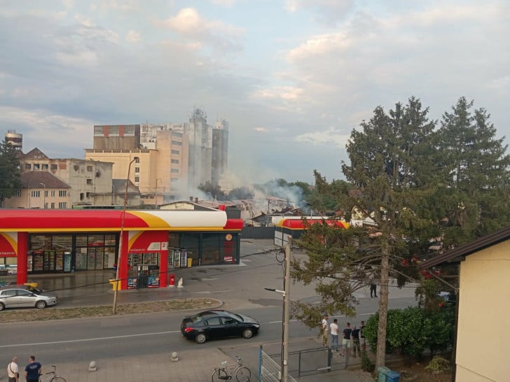 Vatrena stihija u Modriči: Skladište drveta i proizvodnja peleta u plamenu, šteta ogromna
