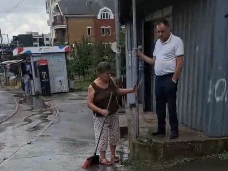Laustani ponovo plivaju u nečistoći: Ulice poplavljene nakon kratkotrajnog pljuska