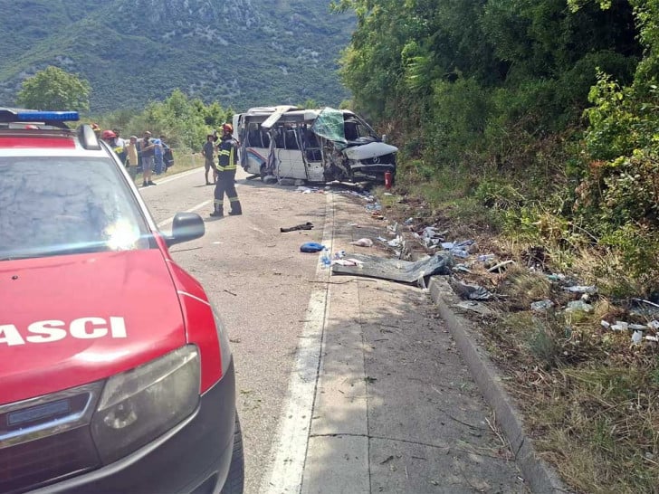 Stravična nesreća u Crnoj Gori: Poginula žena, više od deset povrijeđenih među srpskim hodočasnicima