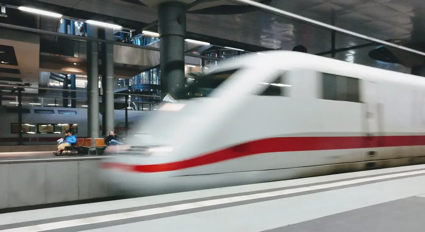 Teška nesreća u Njemačkoj: Mlad radnik obezbjeđenja ispao iz voza pri brzini od 120 km/h